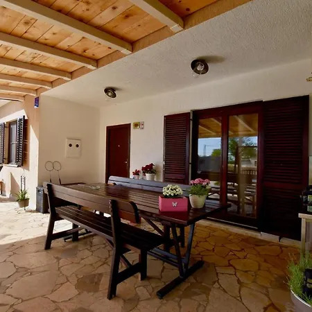 Σπίτι διακοπών Family Holiday House With Spacious Backyard And Jacuzzi Vinkuran