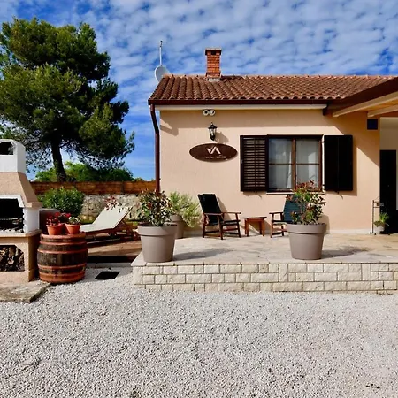 Family Holiday House With Spacious Backyard And Jacuzzi Σπίτι διακοπών Vinkuran