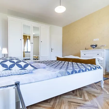 Family Holiday House With Spacious Backyard And Jacuzzi * Vinkuran