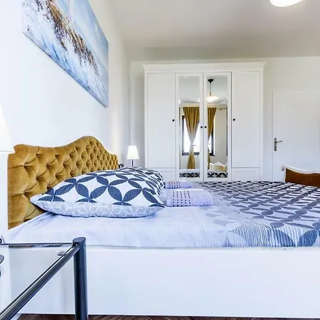 Family Holiday House With Spacious Backyard And Jacuzzi *
